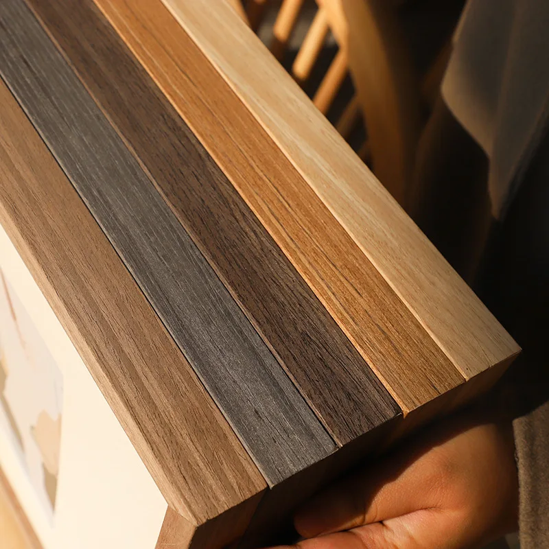 高級感のある無垢材製のフォトフレーム。壁掛け式で、高品質な写 - Bamboo Photo Frame のレビューと価格